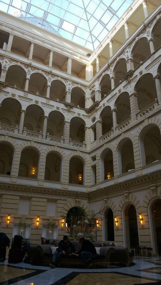 Hotelli Boscolo Budapestin aula.