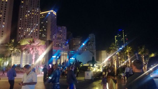 Dubai Marinan rantabulevardi on täynnä ravintoloita, hotelleja, valoja ja ihmisiä.