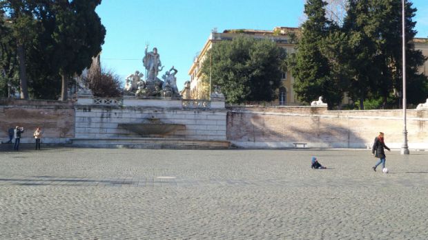 Pienen miehen futistreenit Piazza del Popololla.