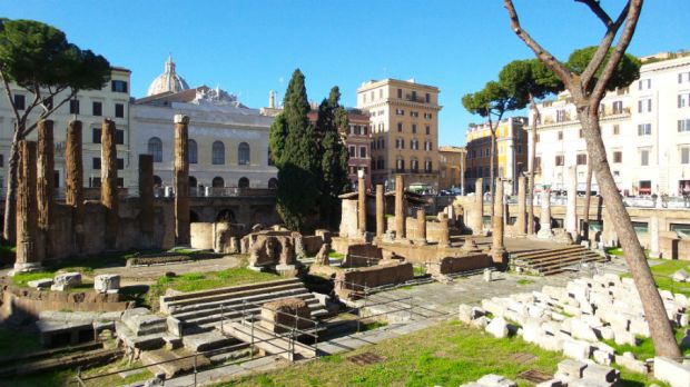 Julius Caesar sai surmansa Largo di Torre Argentinalla, joka kuuluu nykyisin kulkukissoille.