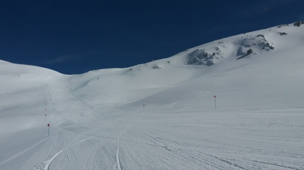 Beretin puolella Dossaun rinteillä korkeutta on yli 2000 metriä, joten lumi pysyy hyvänä aurinkoisena ja lämpimänäkin päivänä. Eikä pisimmällä sinisellä Colhet de Marinmanha-rinteellä ole ruuhkasta tietoakaan.