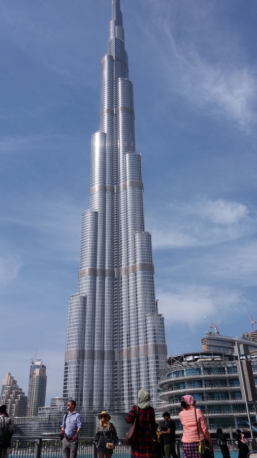 Burj Khalifan ympäristössä riittää aina väkeä. Kieltämättä, onhan se upea.