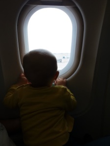 vauvan kanssa lentokoneessa